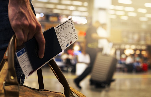 Uluslararası seyahat öncesi elinde pasaport ile yürüyor.